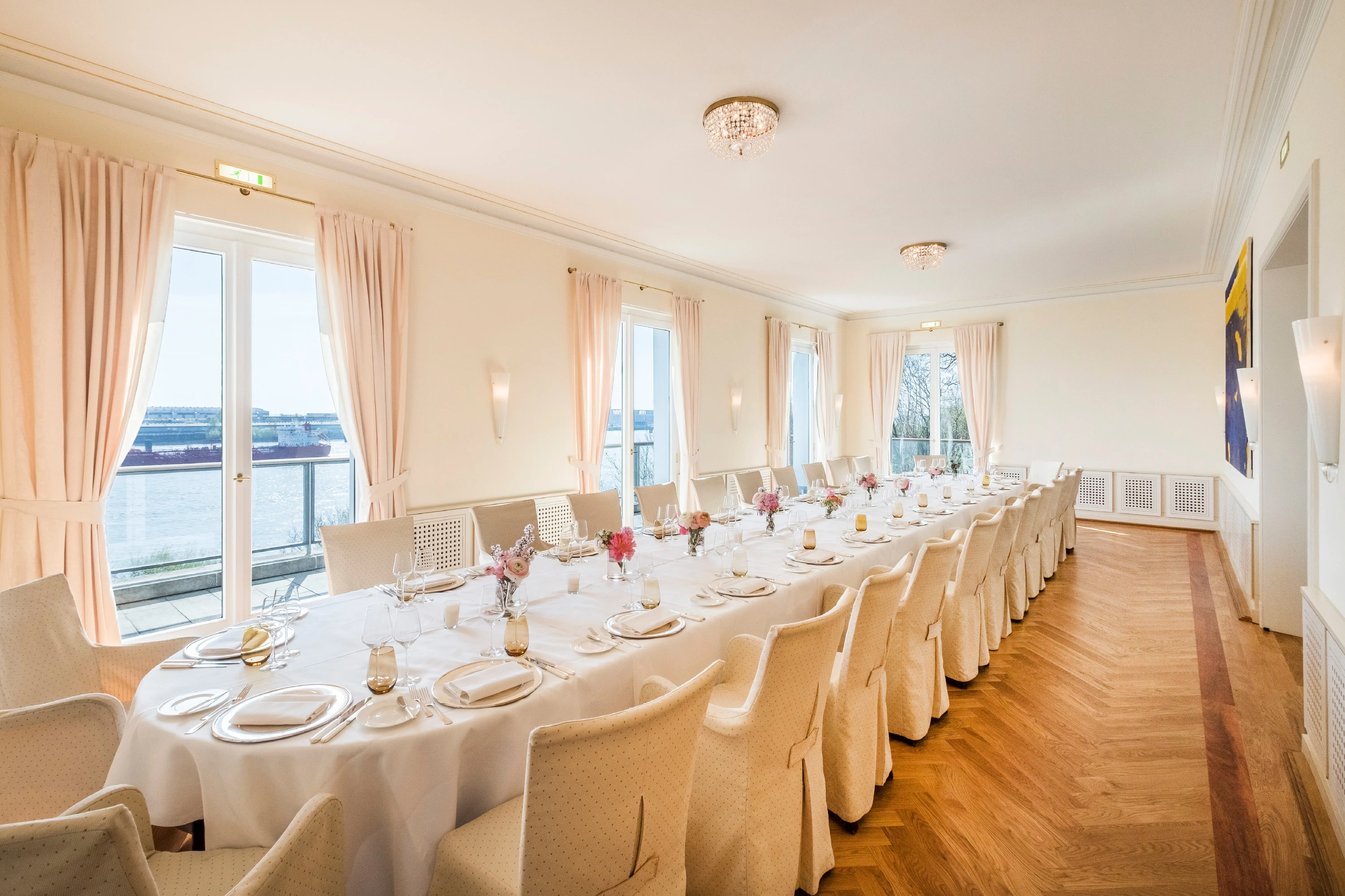 Table longue dressée pour une réception de mariage.