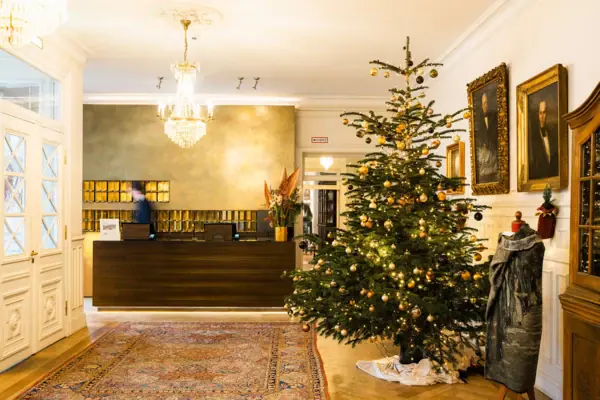 Un sapin de Noël dans une pièce