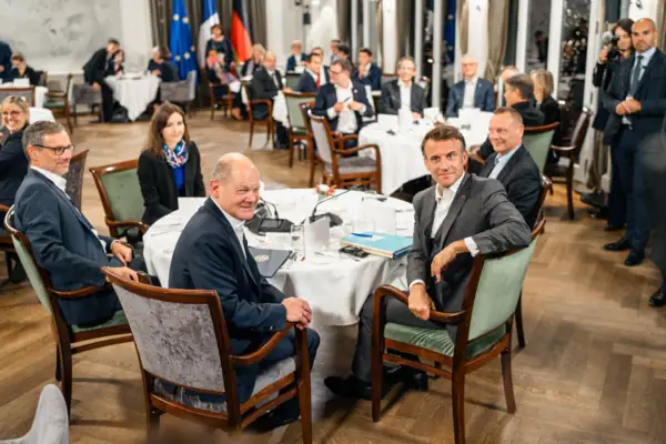 Deutsch-französische Kabinettsklausur im Oktober 2023 im Saal des Jacobs Restaurant. Am vordersten runden Tisch sitzen u.a. Bundeskanzler Olaf Scholz und der französische Staatspräsident Emmanuel Macron.