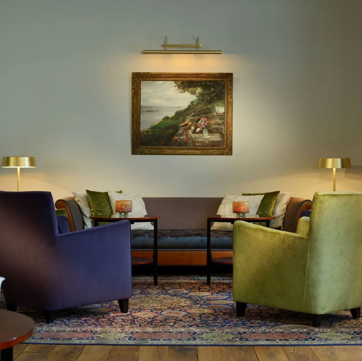 Die Wohnhalle im Louis C. Jacob Hotel Hamburg mit einem Sofa, Sesseln und einem Couchtisch.