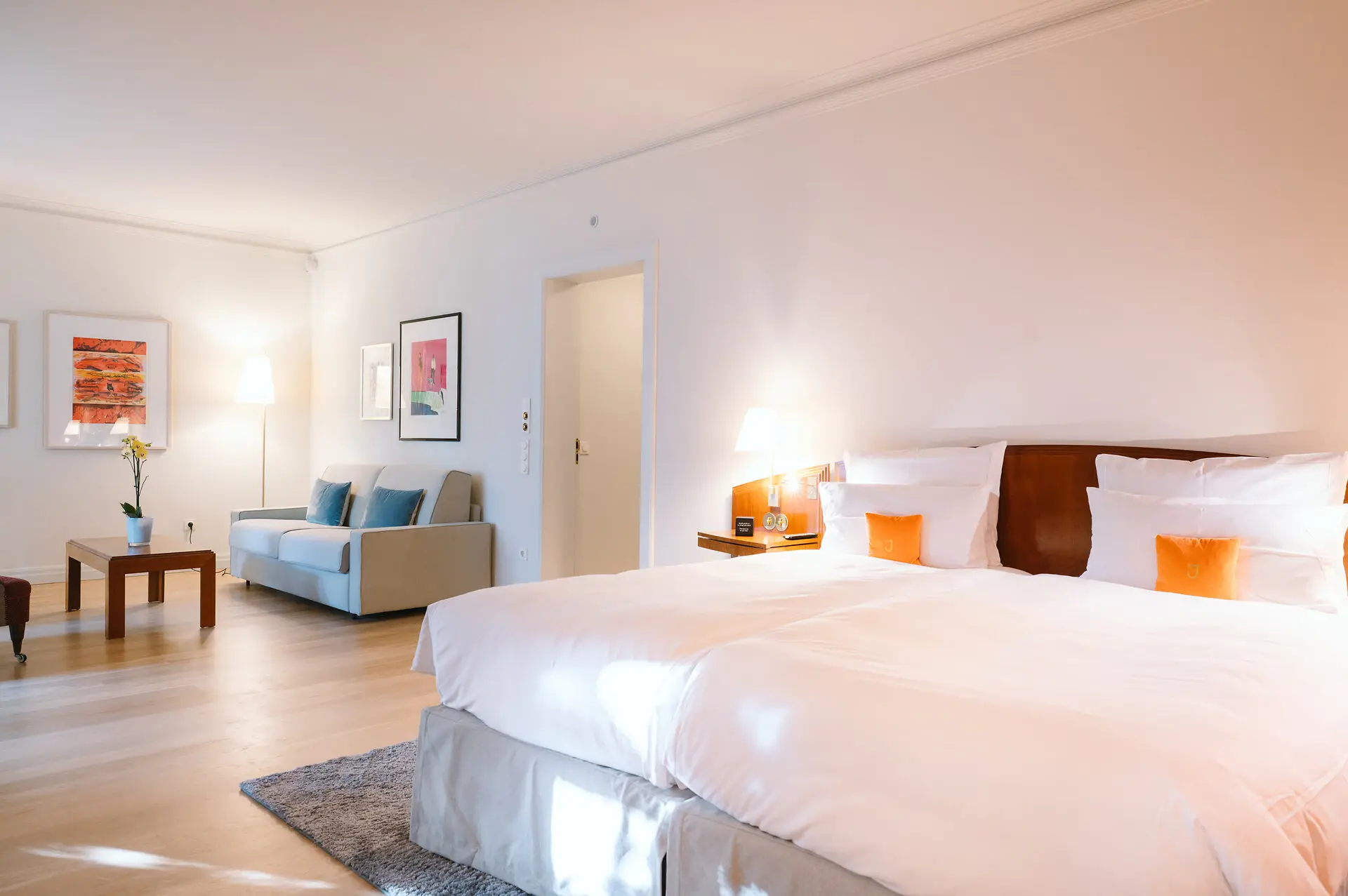 Chambre avec un lit et des canapés, décorée dans un style élégant et moderne.