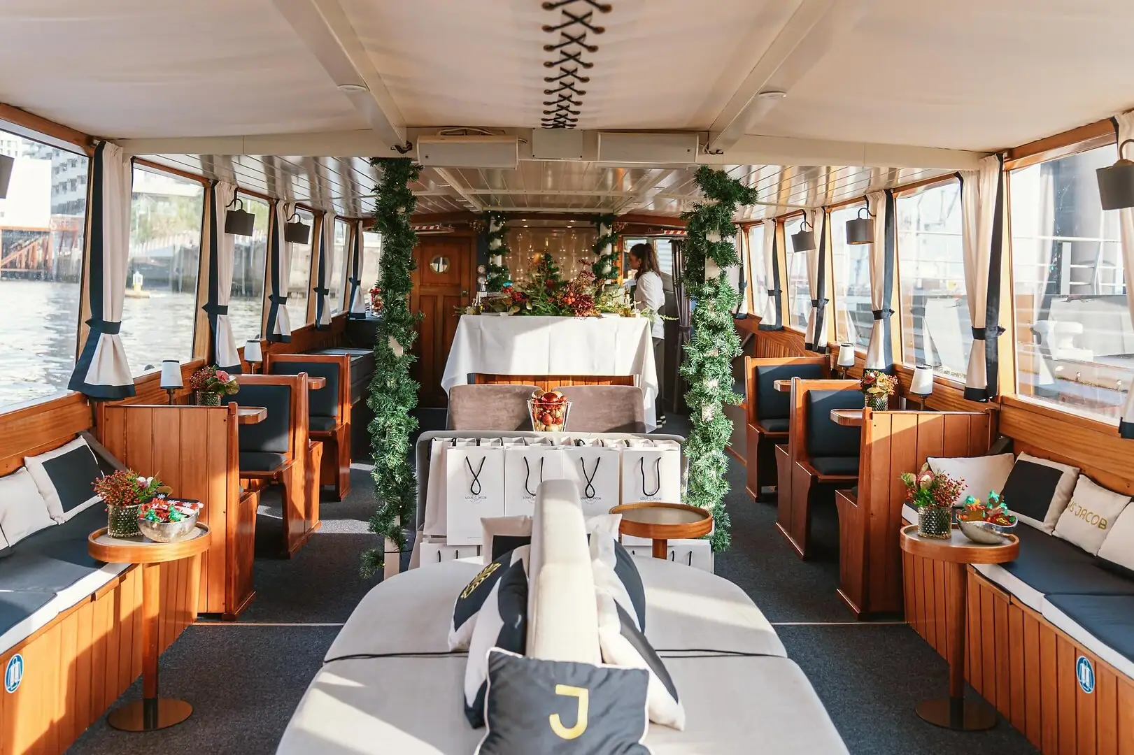 MS Jacob Une pièce avec une table et des chaises sur le côté.