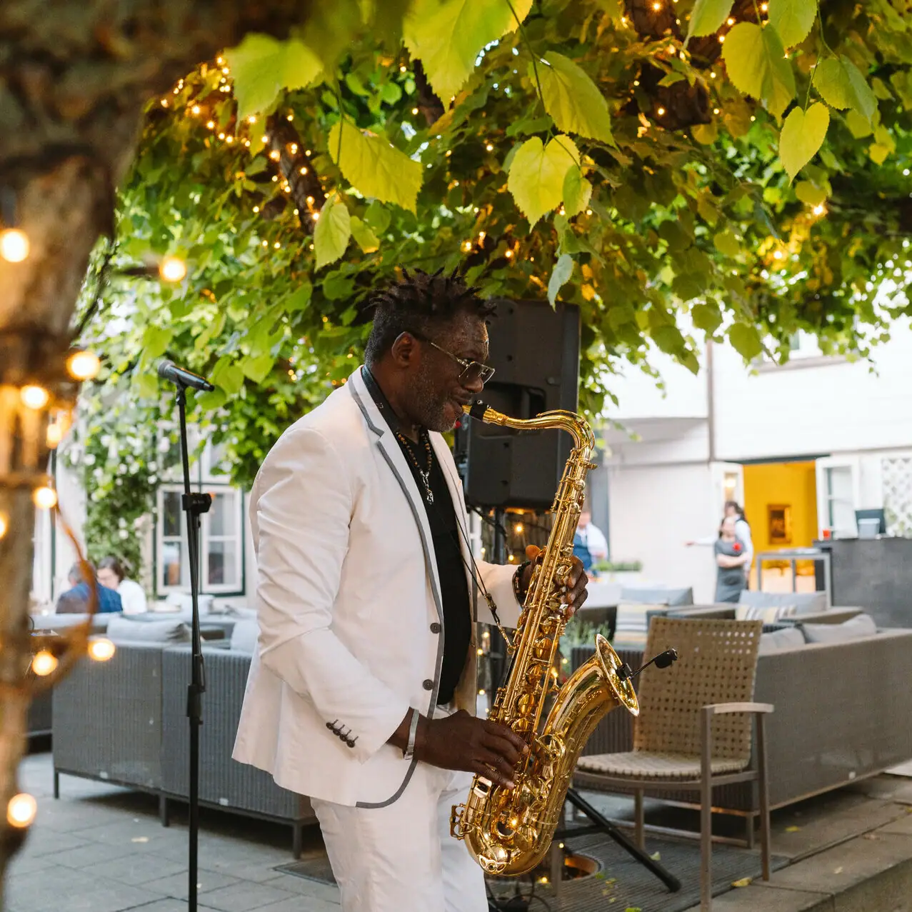 Lindenterrassenevents Ein Mann spielt Saxophon unter einem Baum auf der Lindenterrasse.