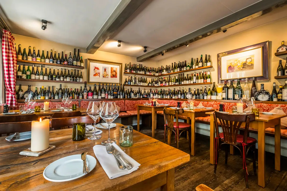 Un restaurant avec des tables et des chaises.