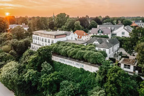 Blick auf das Hotel Louis C. Jacob von der Elbe her.