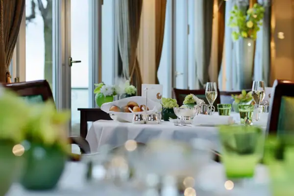 Gedeckter Frühstückstisch im Jacobs Restaurant.