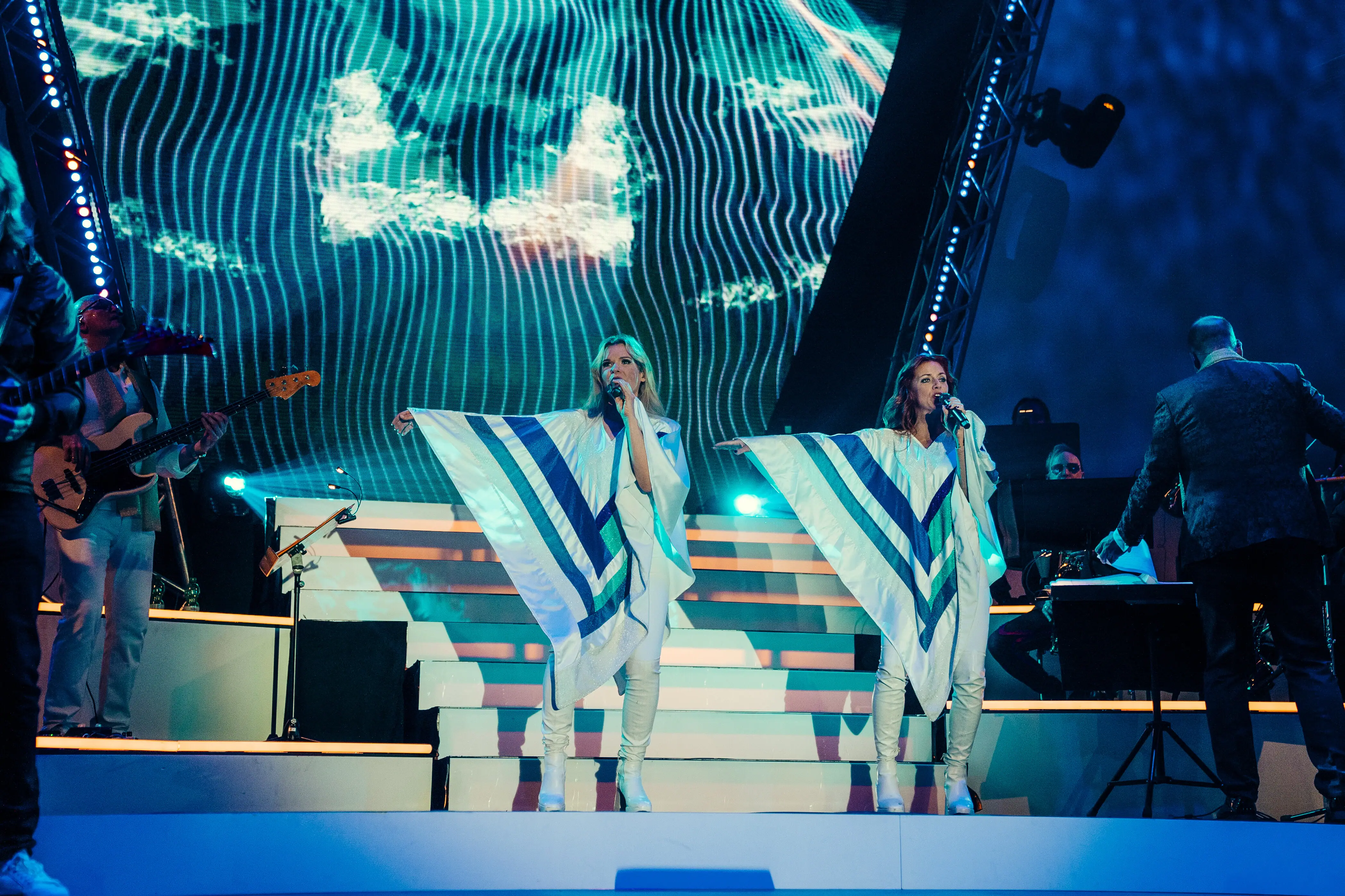 Un groupe de femmes chantant sur scène lors d'un concert.