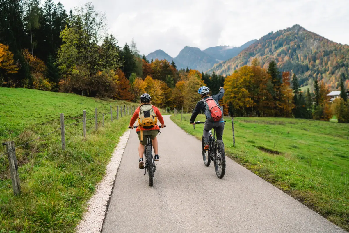 Deux personnes roulent à vélo sur une route.