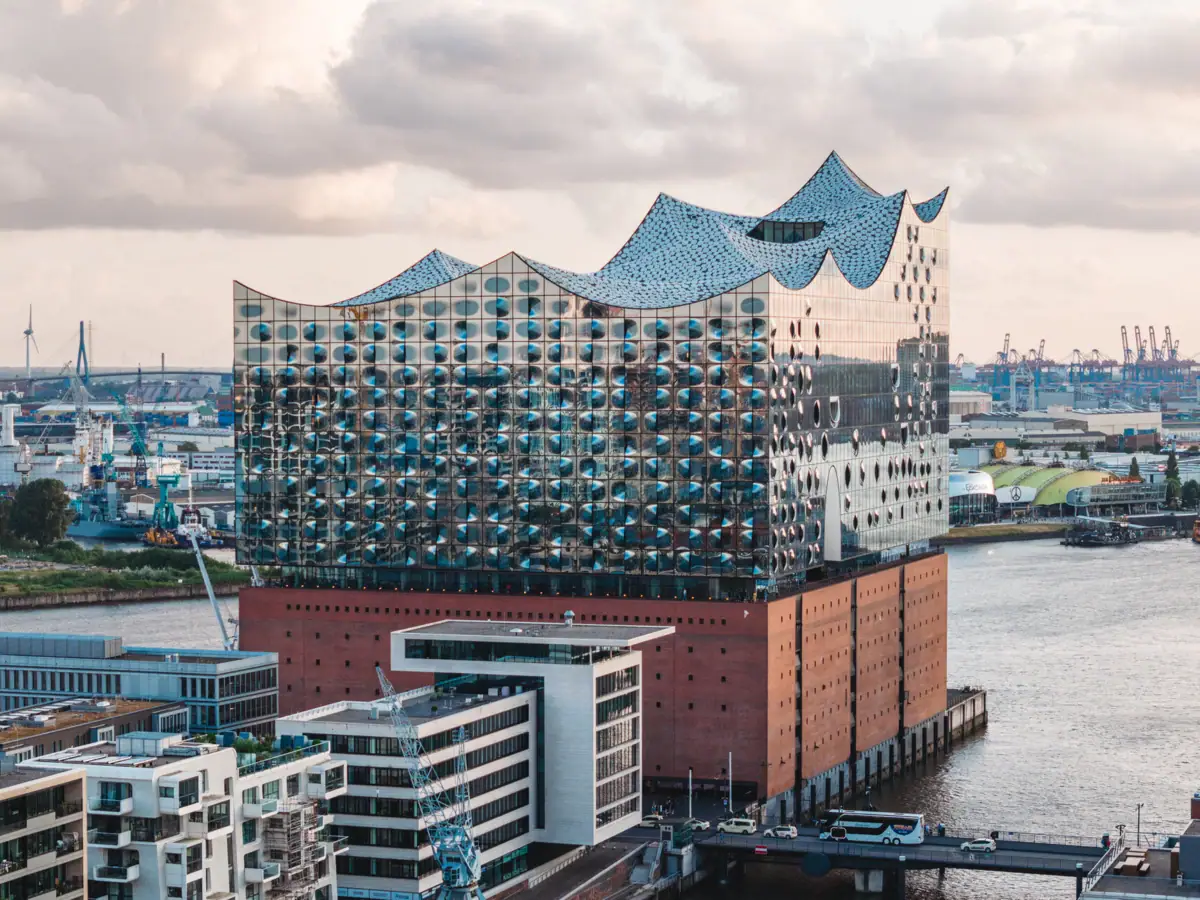 Blick auf die Elbphilharmonie Hamburg mit der Elbe im Hintergrund.