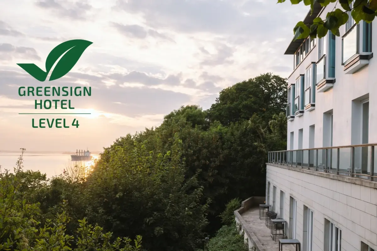 Seitenansicht des Hotels Louis C. Jacob mit Blick auf die Elbe und einem Greensign Level 4 Zertifikat. 