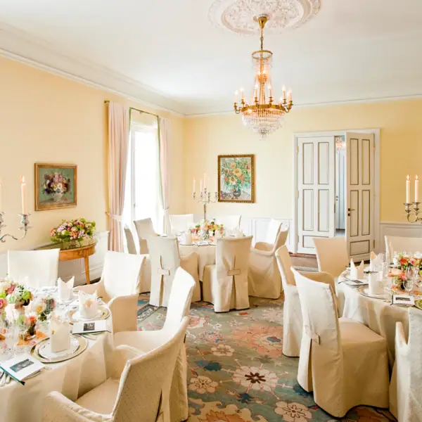 Saal im Hotel Louis C. Jacob mit geschmückten runden Tischen.