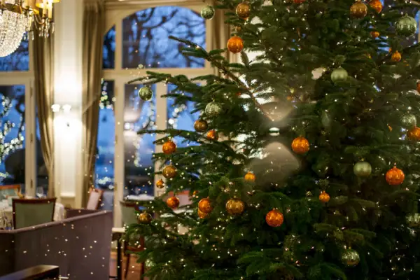 Ein geschmückter Weihnachtsbaum mit Kugeln und Lichtern im Jacobs Restaurant.