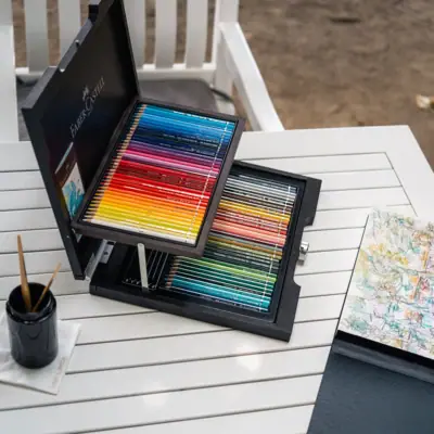 Une boîte de crayons de couleur posée sur une table