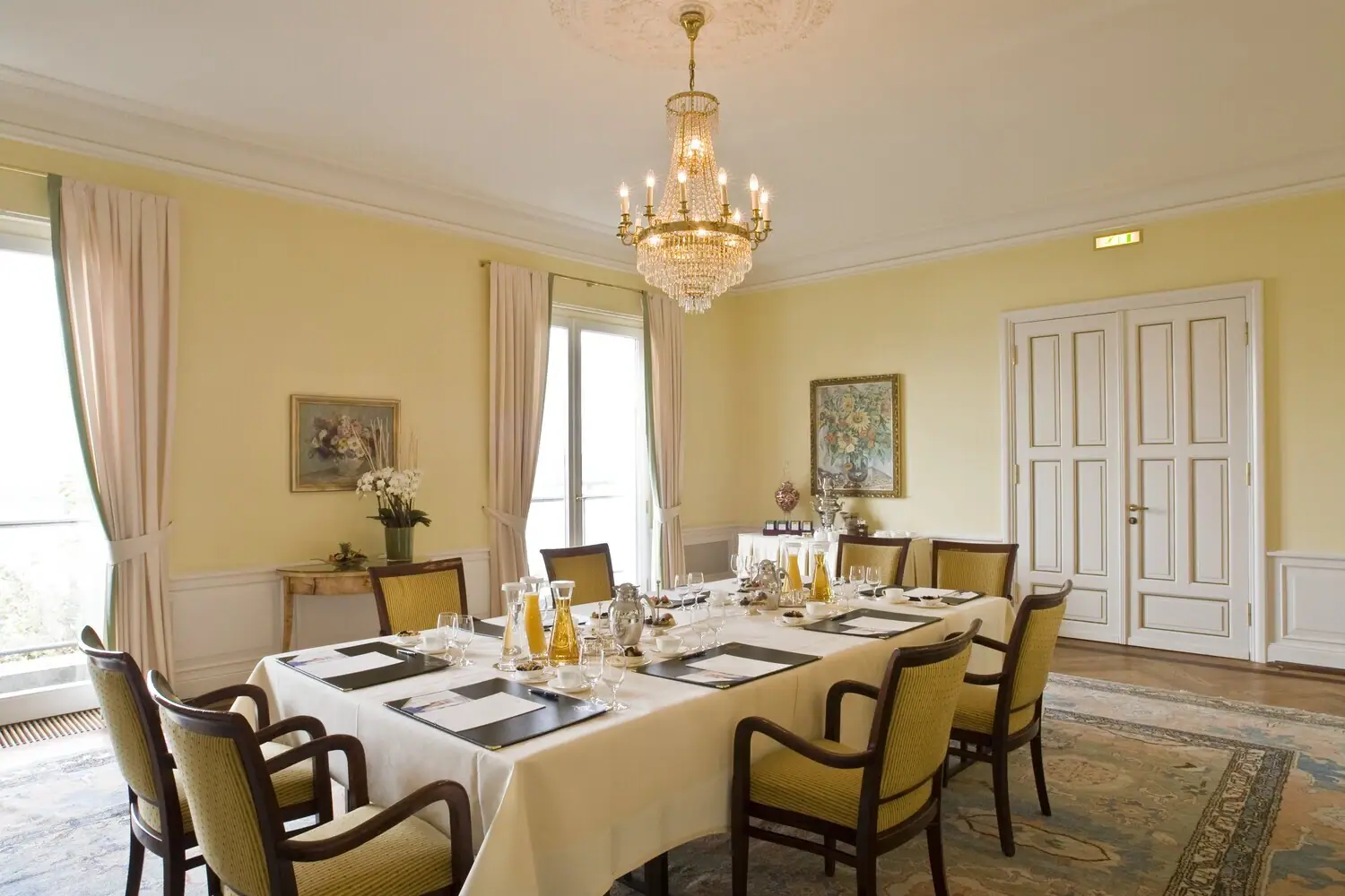 Gartenzimmer im Louis C. Jacob mit vorbereitetem Konferenztisch.