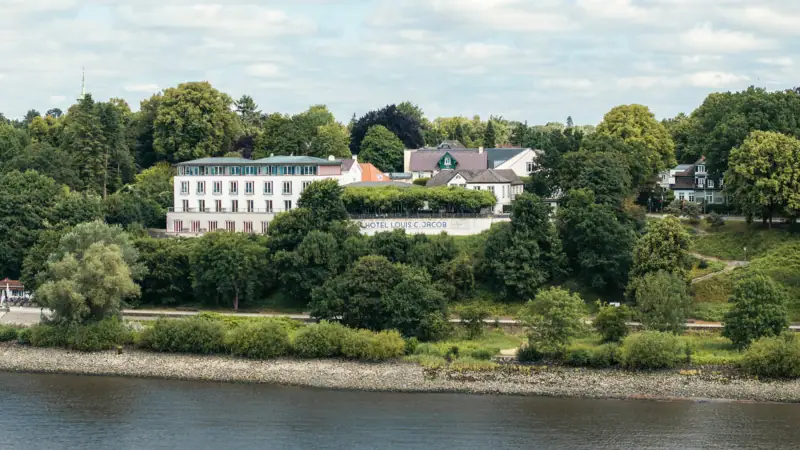 Hotel Louis C. Jacob Blick auf das Hotel Louis C. Jacob hinter Bäumen an der Elbpromenade.