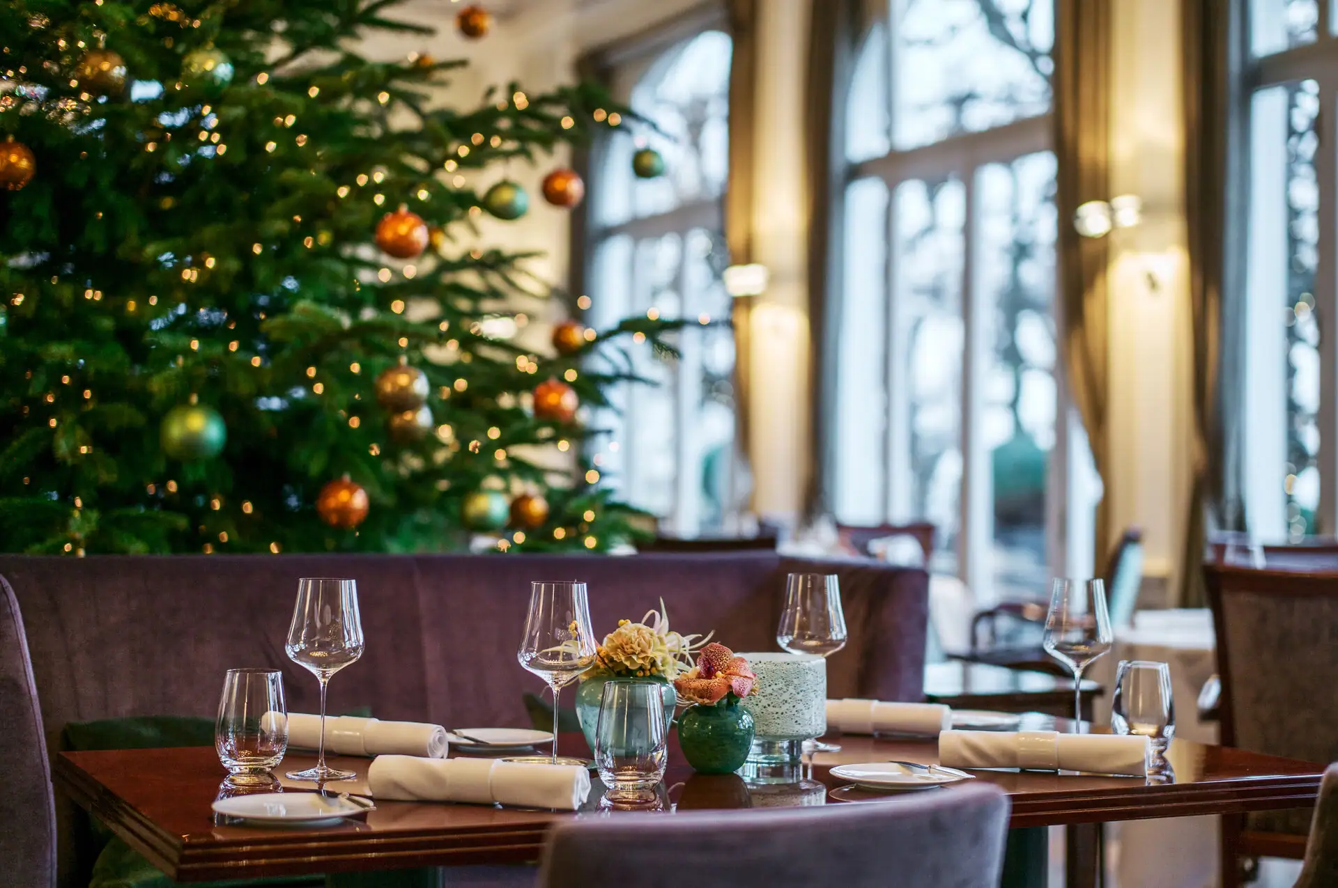 Weihnachtsbaum und gedeckter Tisch im Jacobs Restaurant.