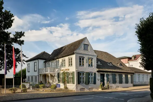 Maison blanche aux volets verts