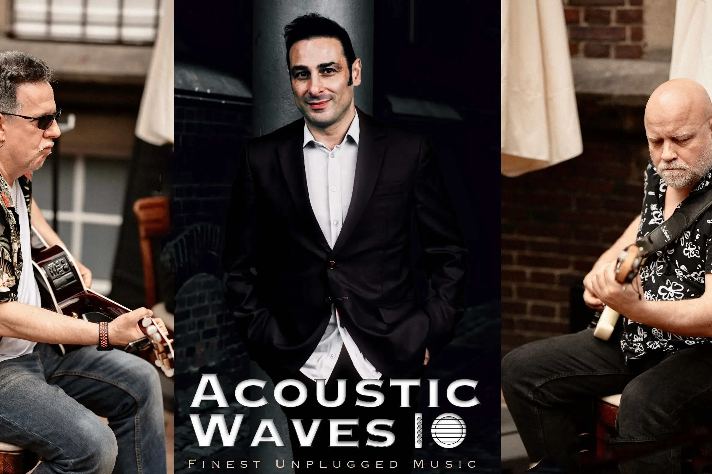 Acoustic waves Zwei Männer spielen Gitarre auf einer Bühne und zwischen Ihnen steht ein Plakat mit einem weiteren Mann abgebildet.