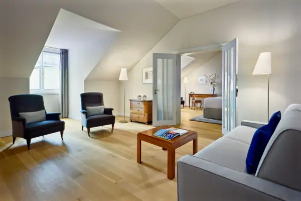 Une pièce avec un canapé et une table.