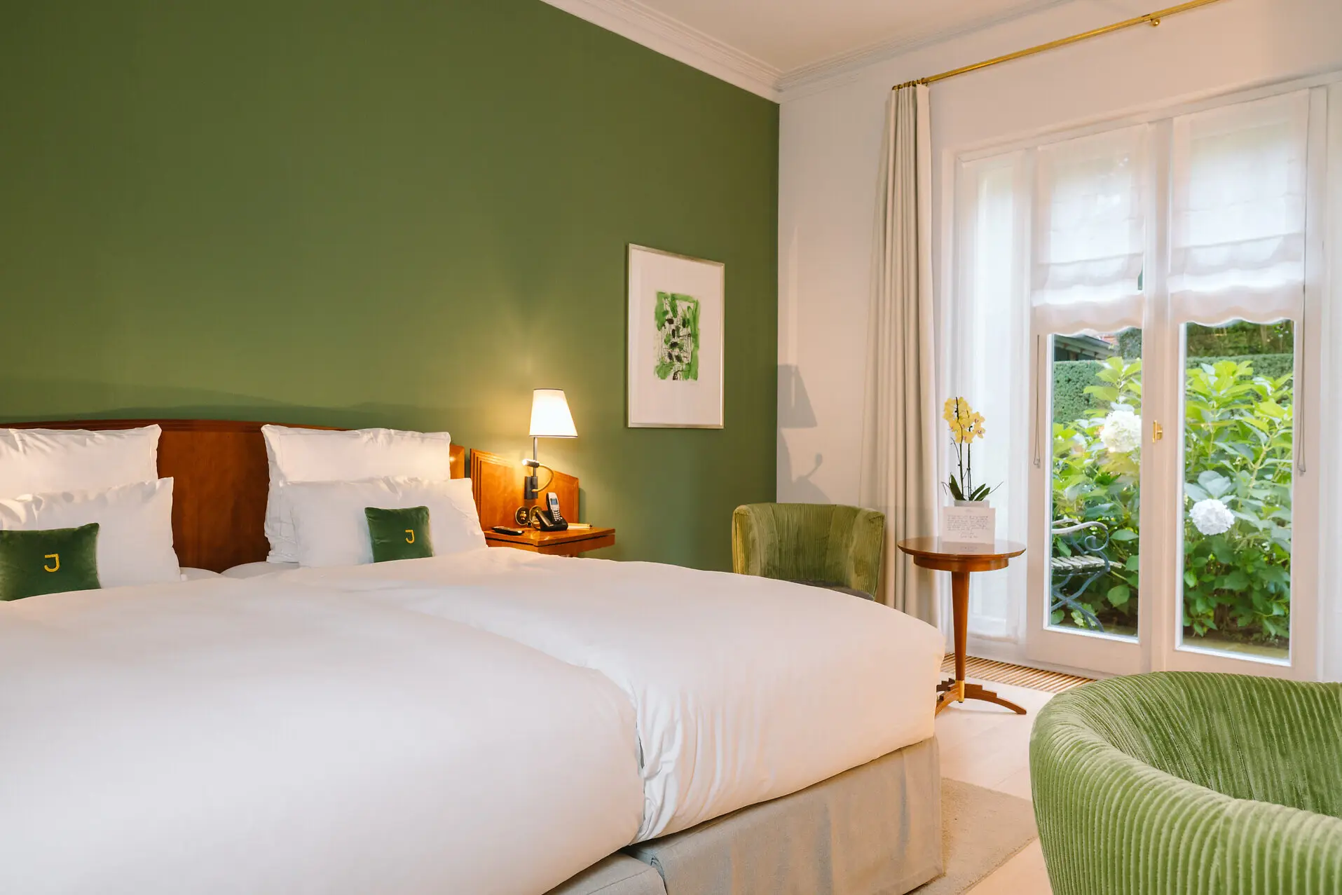 Chambre avec murs verts et lit.