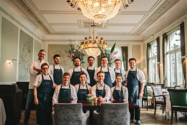 Jacobs Restaurant Team Küchenteam mit Schürzen in luxuriösem Restaurant
