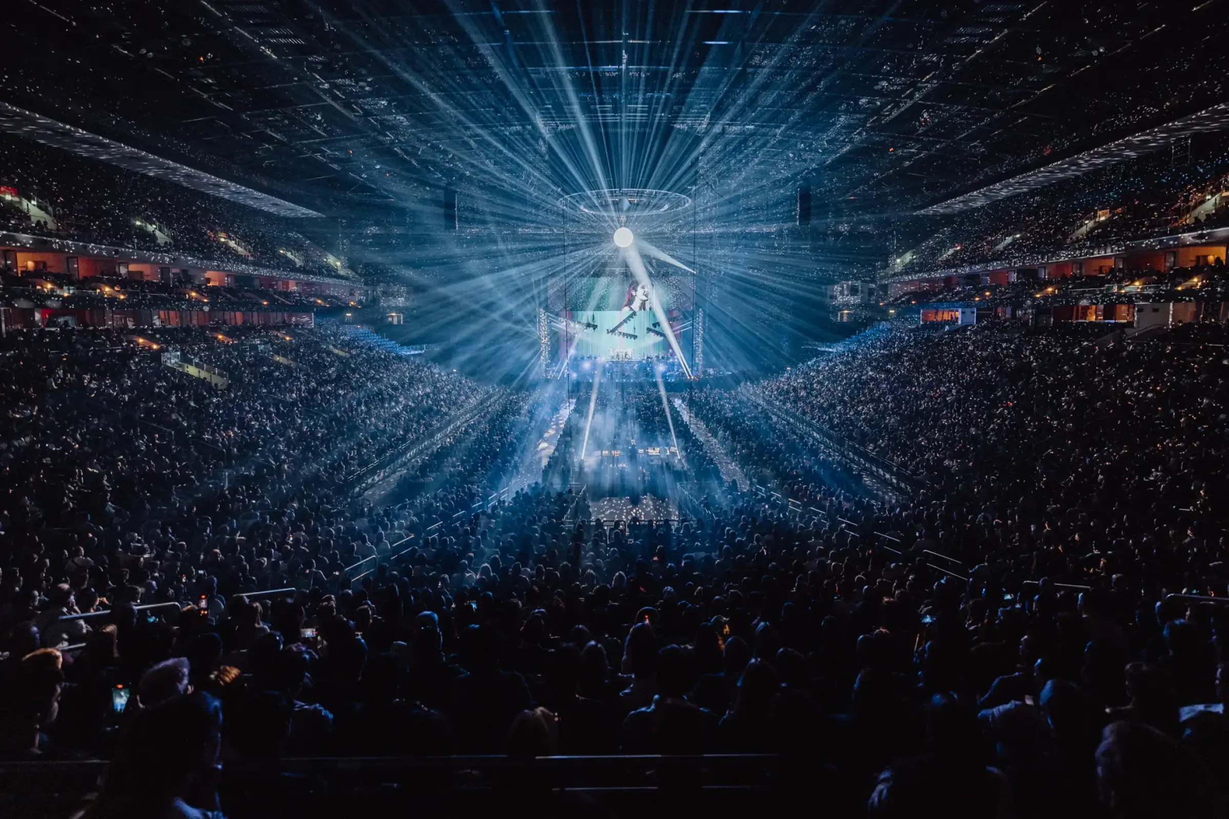 Eine große Menschenmenge in einem Stadion bei einem Konzert.