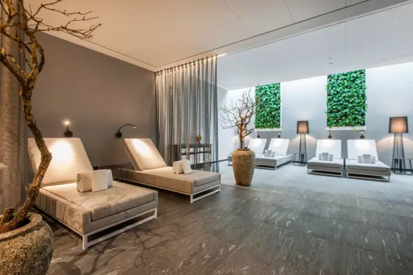 Der Ruhebereich im Louis C. Jacob mit Wellness-Liegen und Pflanzen.