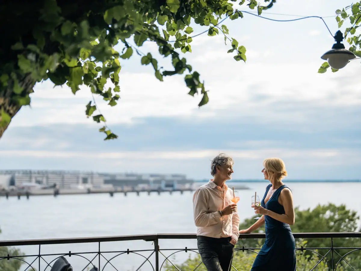 Lindenterrasse Pärchen genießt Drinks auf der Lindenterrasse mit Blick auf die Elbe.