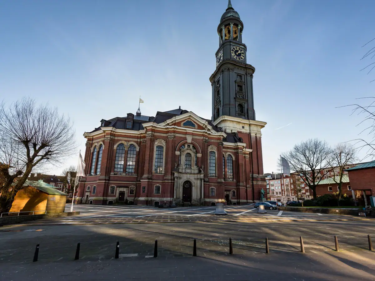 Église Saint-Michel Grand bâtiment en brique avec une tour horloge.