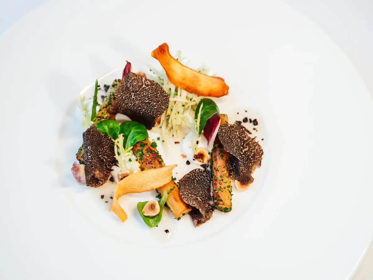Gericht aus Schwarzwurzeln und Gemüse aus der Küche des Jacobs Restaurants.