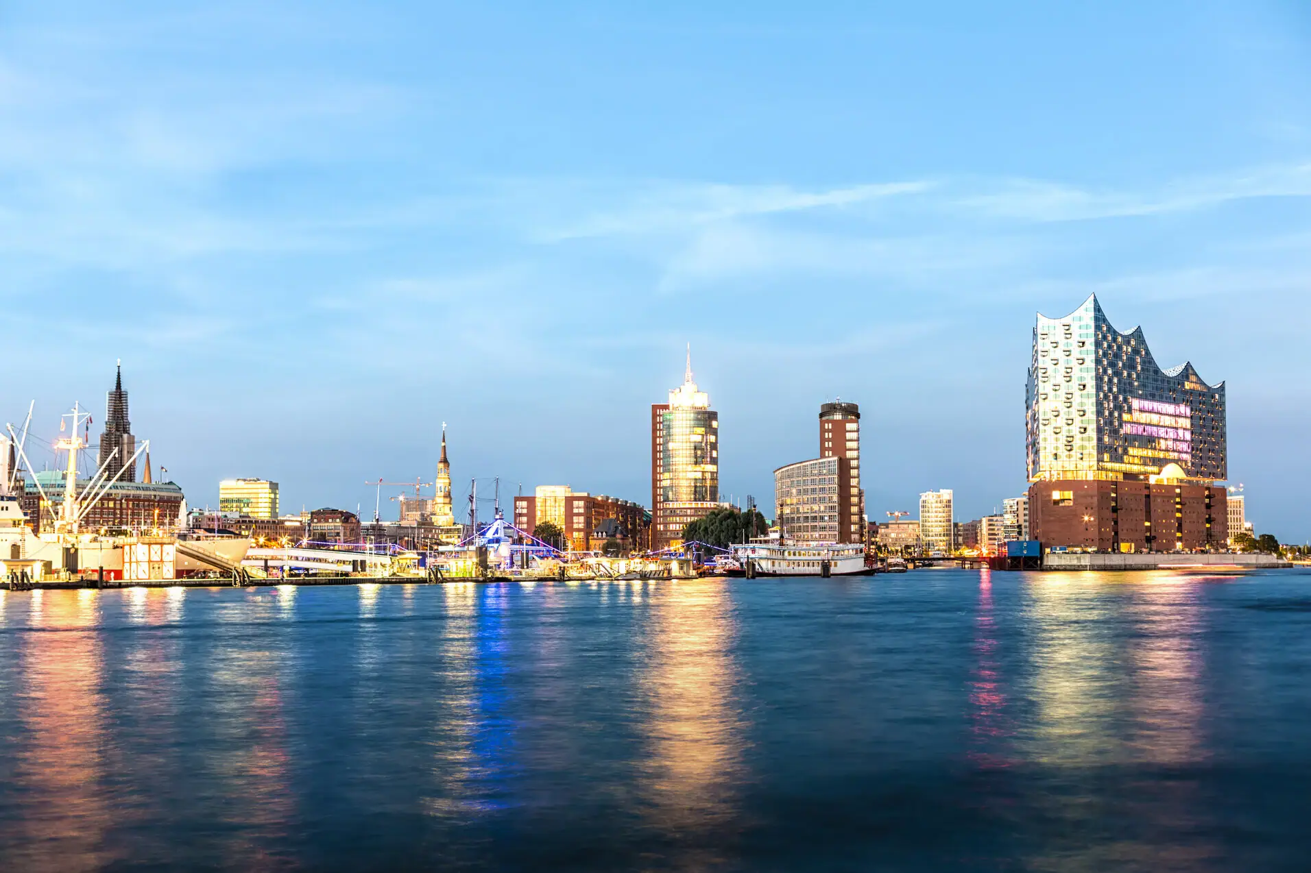 Blick auf den Hamburger hafen und die Elbphilharmonie von der Elbe aus.