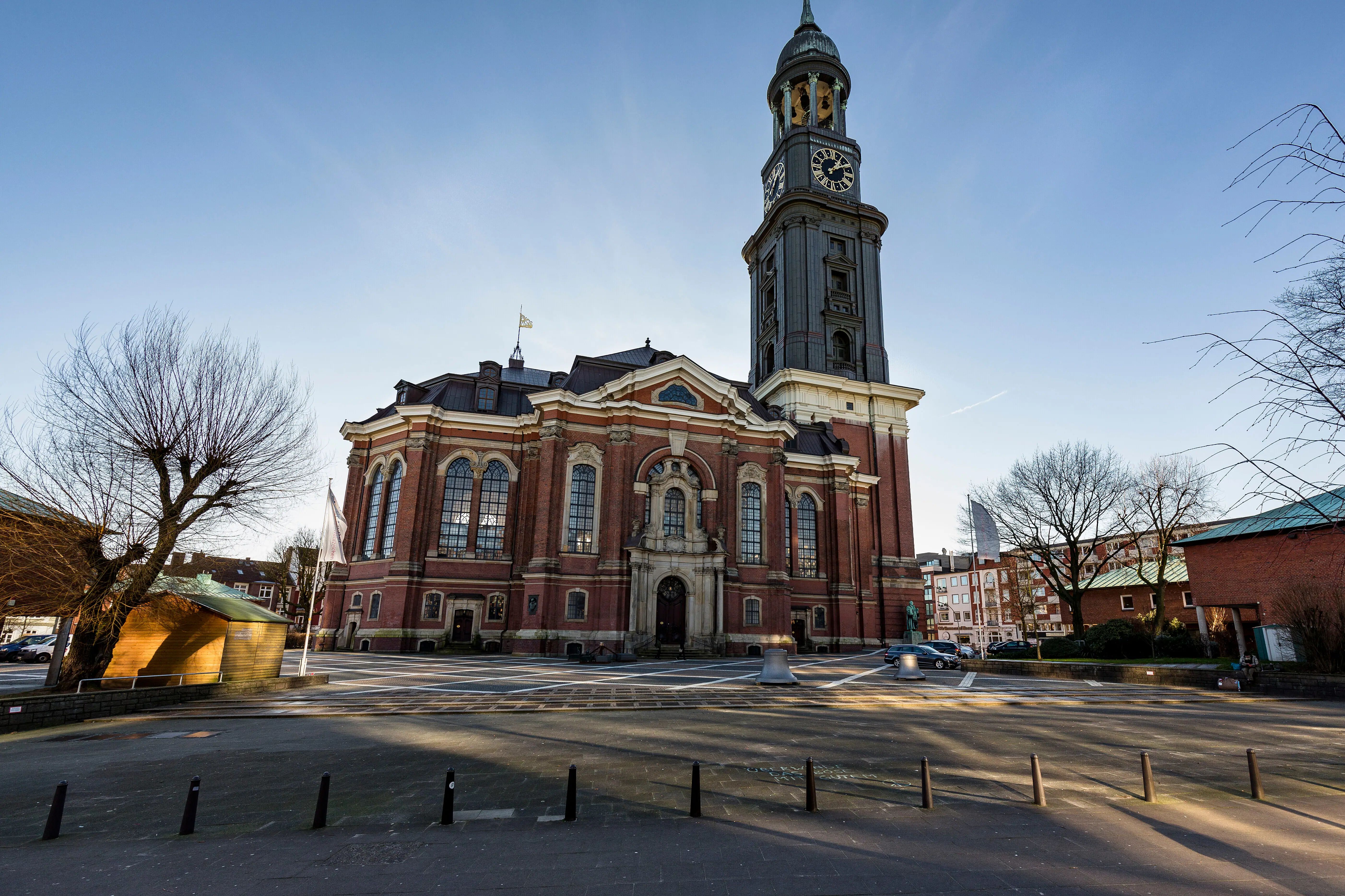 Église Saint-Michel Grand bâtiment en briques avec une tour horloge.