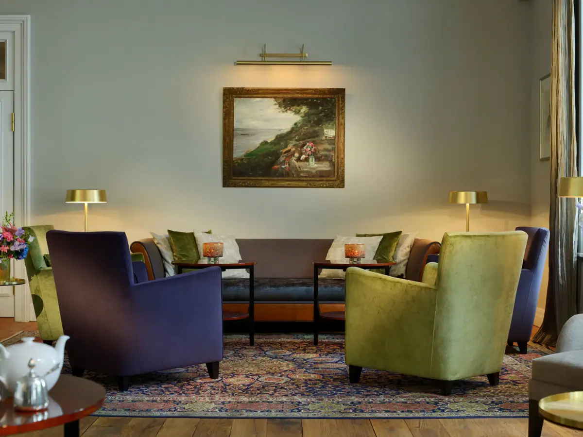 Sofa, zwei Sessel und Tische in der gemütlichen Wohnhalle im Hotel Louis C. Jacob.