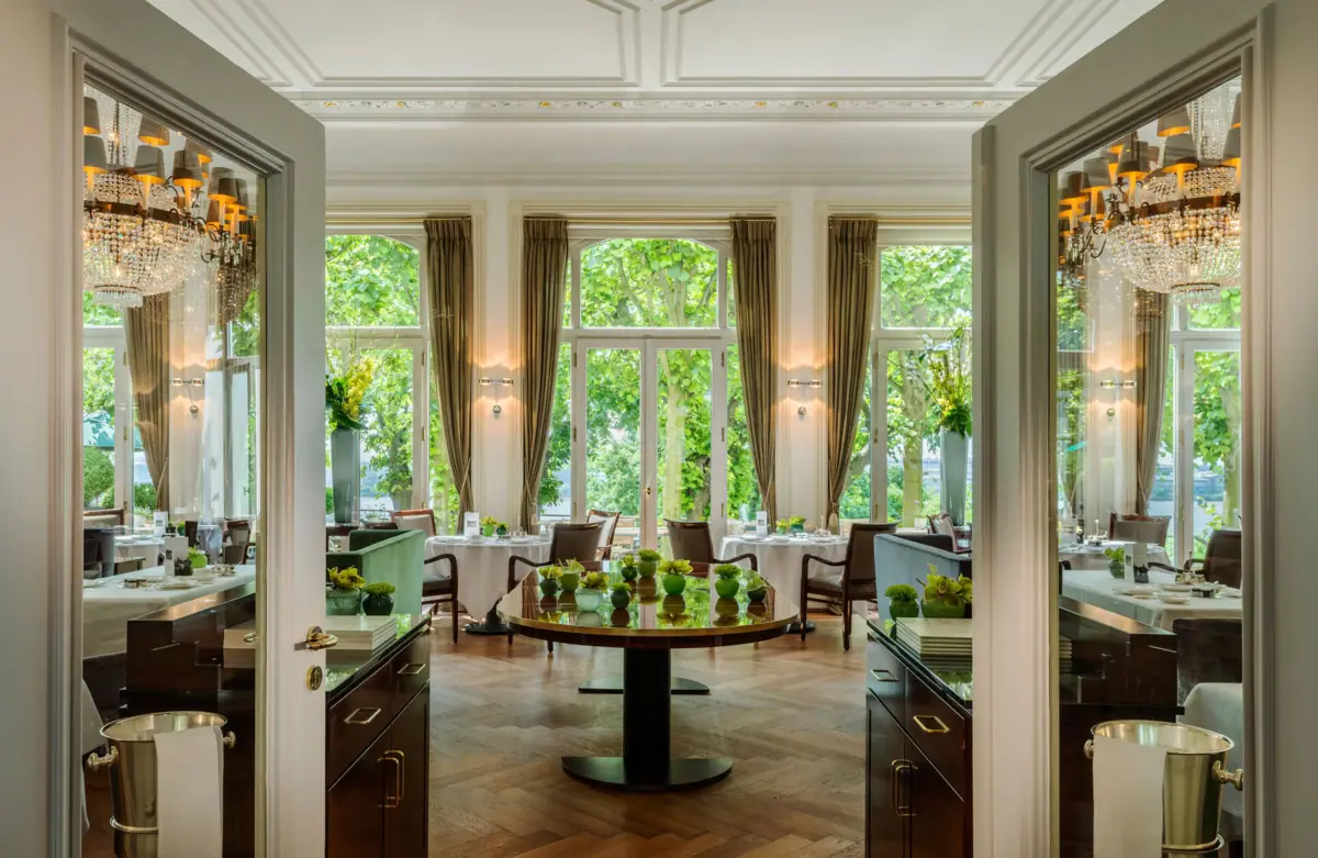 Restaurant Jacobs Une pièce avec des tables, des chaises et des fenêtres.