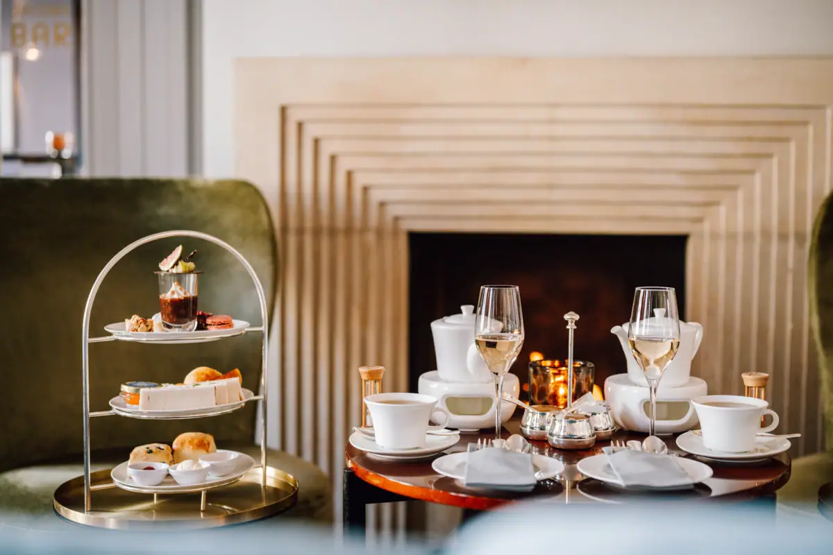 Afternoon Tea Table dressée avec de la vaisselle et des plats de nourriture.