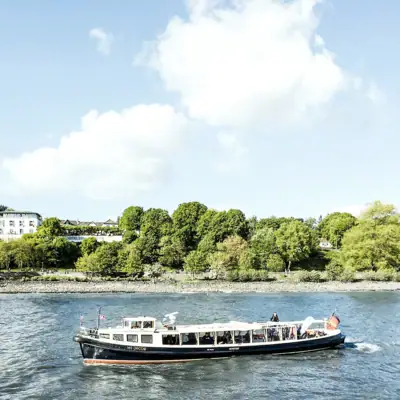 MS Jacob Un bateau sur l'eau sous un ciel nuageux.