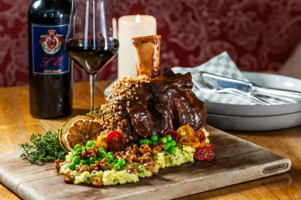 Un plat de nourriture sur une table.