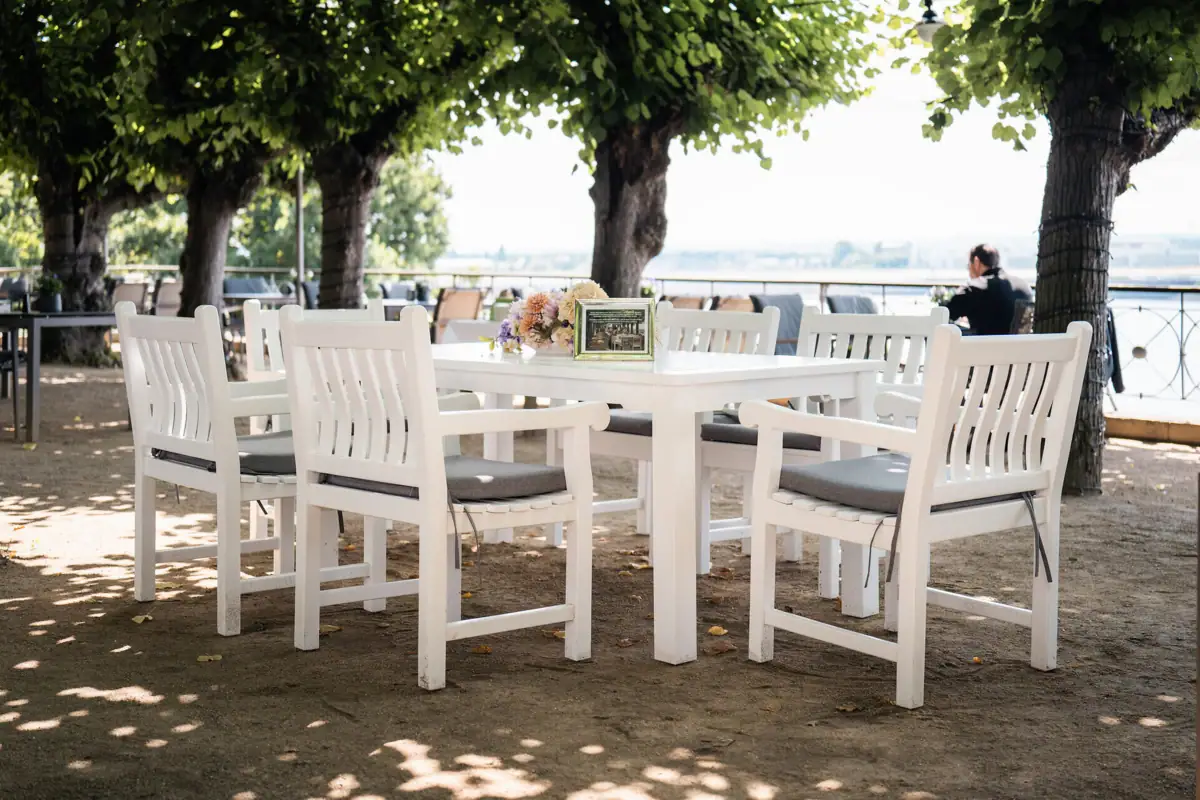 Liebermann-Tisch Der Liebermann-Tisch auf der Lindenterrasse, eine weiße Tischgruppe unter Linden mit Blick auf die Elbe.
