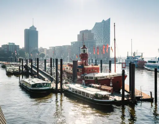 Hafen Hamburg mit dem Feuerschiff im Vordergrund und der Elbphilharmonie im Hintergrund.