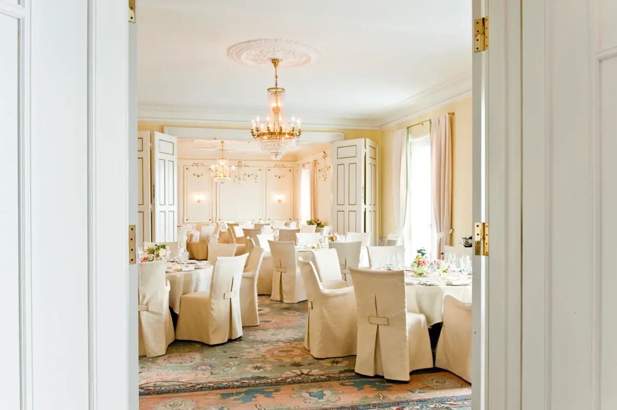 Gartenzimmer im Hotel Louis C. Jacob mit cremefarbenen Wänden und Kronleuchtern.