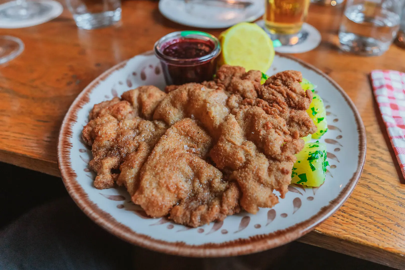 Ein Teller mit Wiener Kalbsschnitzel und Preiselbeeren.
