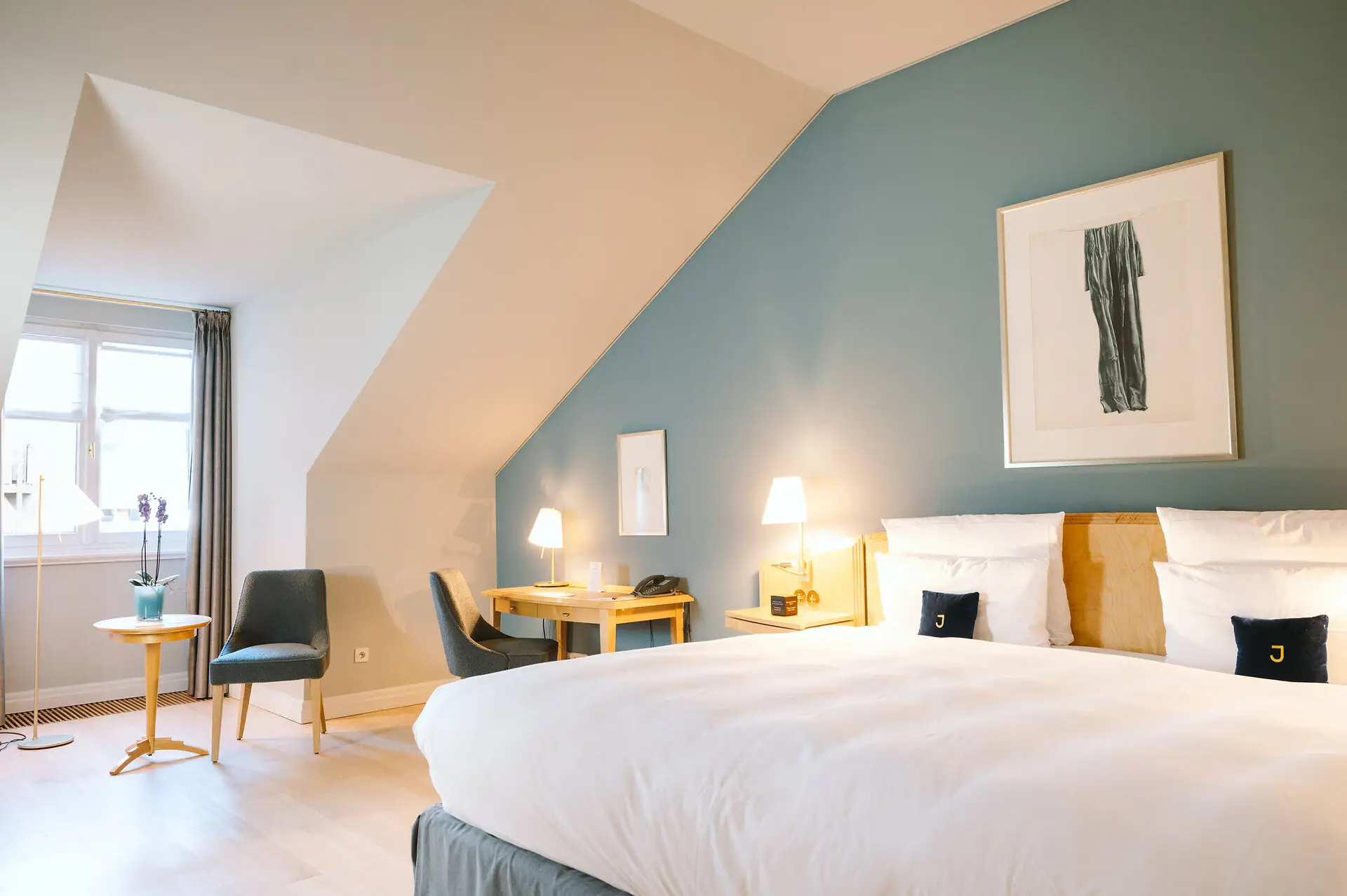 Chambre d'hôtel avec un lit et une chaise, décorée avec un design intérieur élégant.