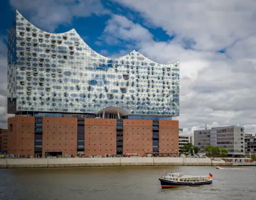  Die Barkasse MS Jacob auf der Elbe vor dem Gebäude der Elbphilharmonie Hamburg.
