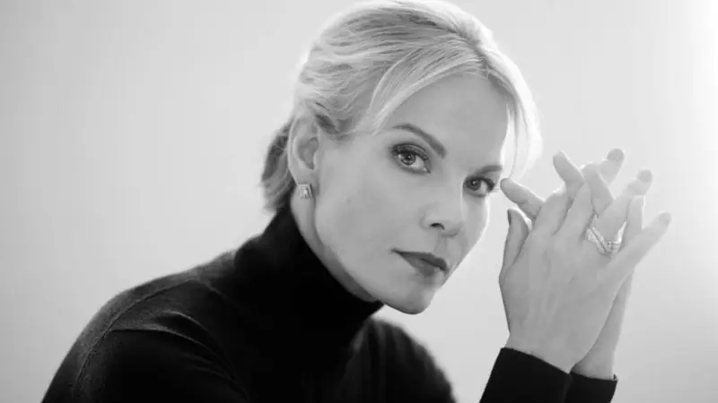 Elīna Garanča Une femme se touche l'œil dans un portrait en noir et blanc.