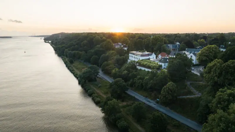 Un plan d'eau avec des bâtiments et des arbres en arrière-plan