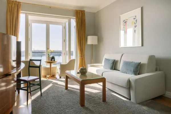 Louis C. Jacob Hamburg Un salon avec un canapé et une table.