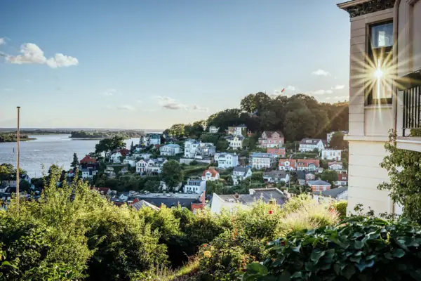 Blick auf das Treppenviertel in Hamburg Blankenese und die Elbe.
