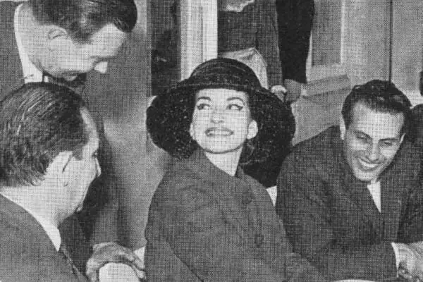 Une femme portant un chapeau de style rétro.