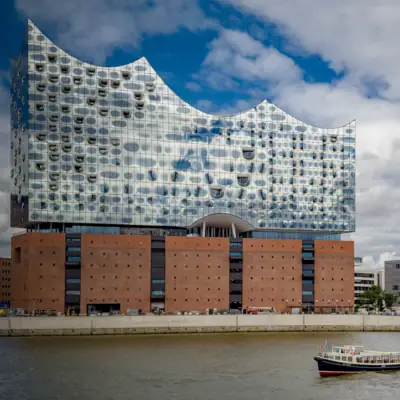 Ein Boot auf dem Wasser neben einem Gebäude.