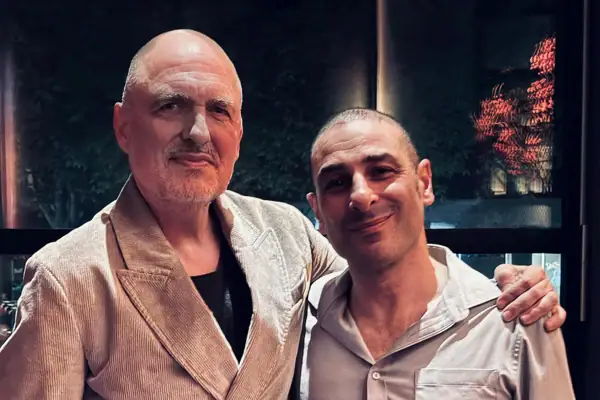 The Groove fellas Zwei Männer posieren für ein Foto, beide lächeln und haben den Arm umeinander gelegt